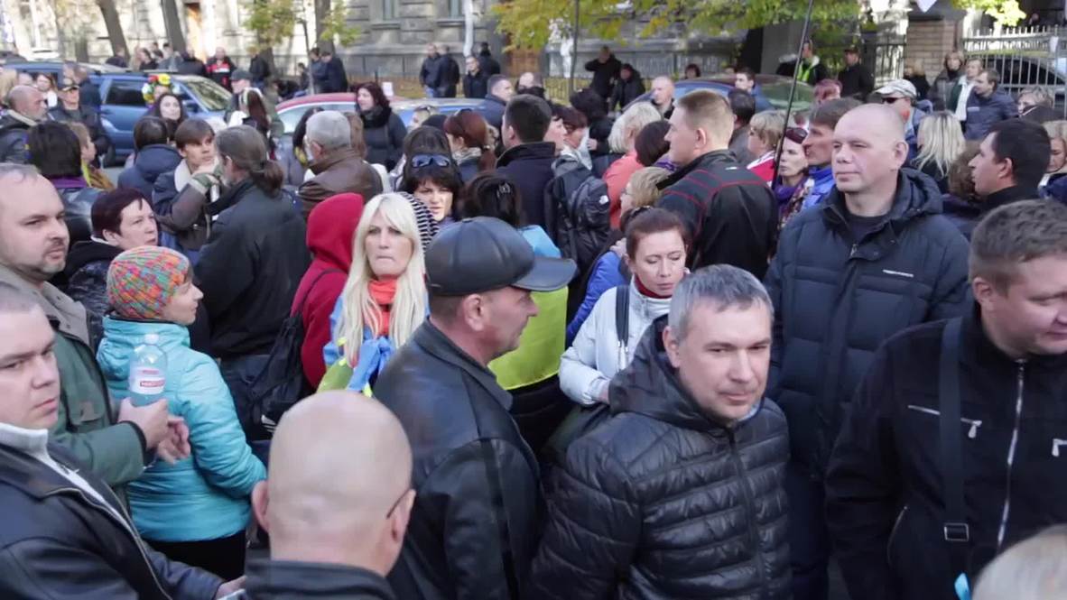 Ukraine: Protesters demand Poroshenko face the people as Hryvnia falls