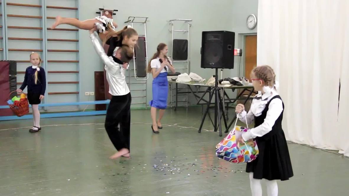 Ukraine: See dancers try to boost injured DPR fighters' morale