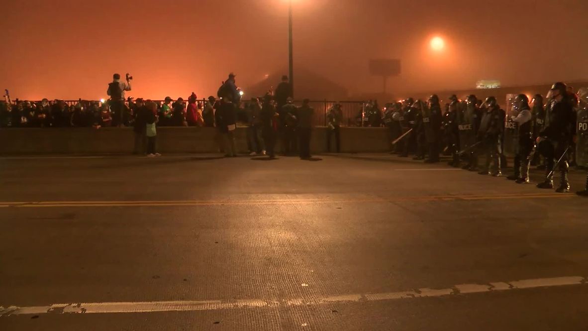 USA: Riot police and protesters have tense stand-off in St. Louis