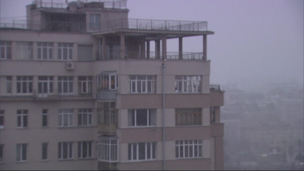 Russia: Snowy snap brings WINTER to Moscow