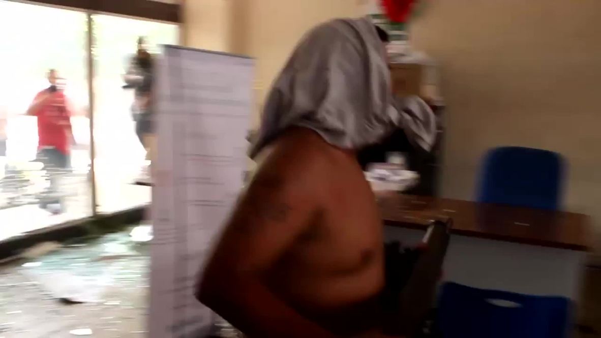 Mexico: See rioters TRASH and BURN govt office