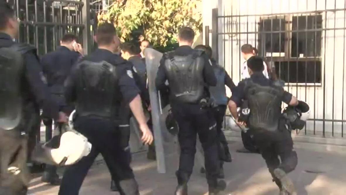Turkey: See riot police flood Istanbul University as students clash over IS