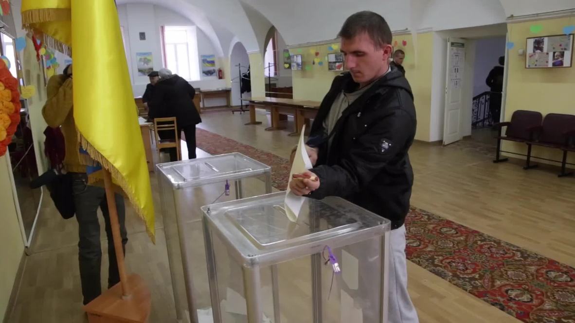 Ukraine: Wounded soldiers cast votes in Kiev military hospital