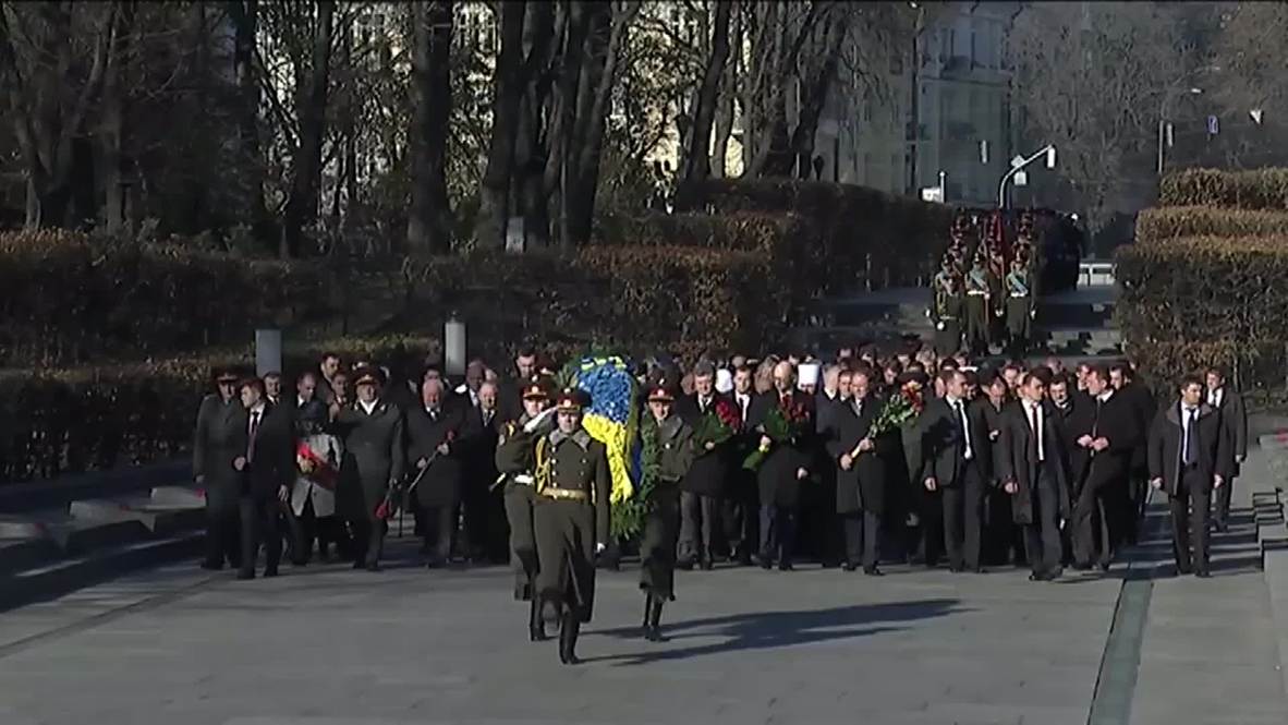 Ukraine: Poroshenko lays flowers on Tomb of Unknown Soldier in Kiev
