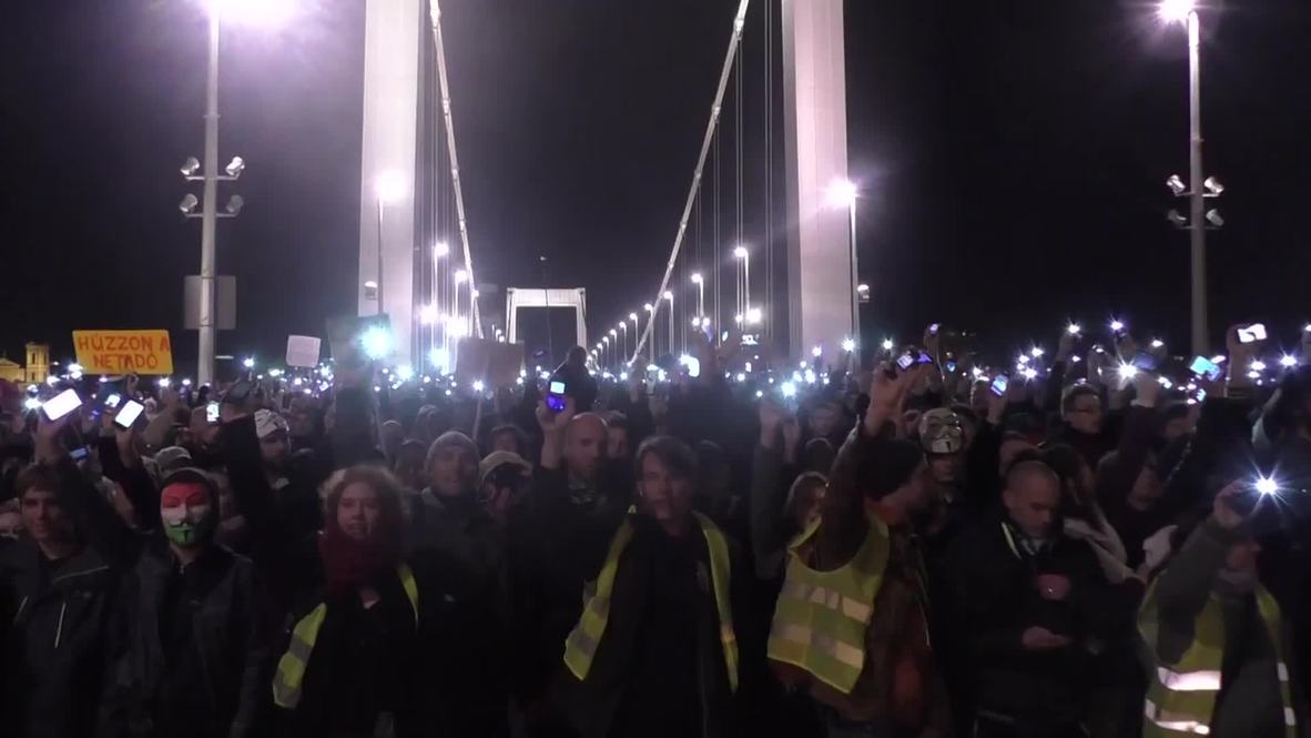 Hungary: Thousands raise smartphones in defiance of Internet tax in Budapest