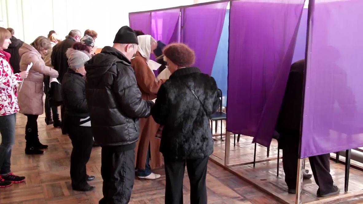 Ukraine: Voters pour into polling stations for Donbass elections