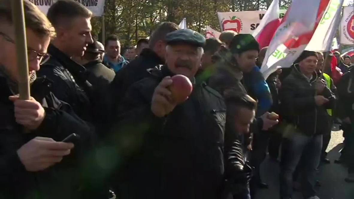 Poland: Farmers dump apples in Warsaw in call for govt action over sanctions