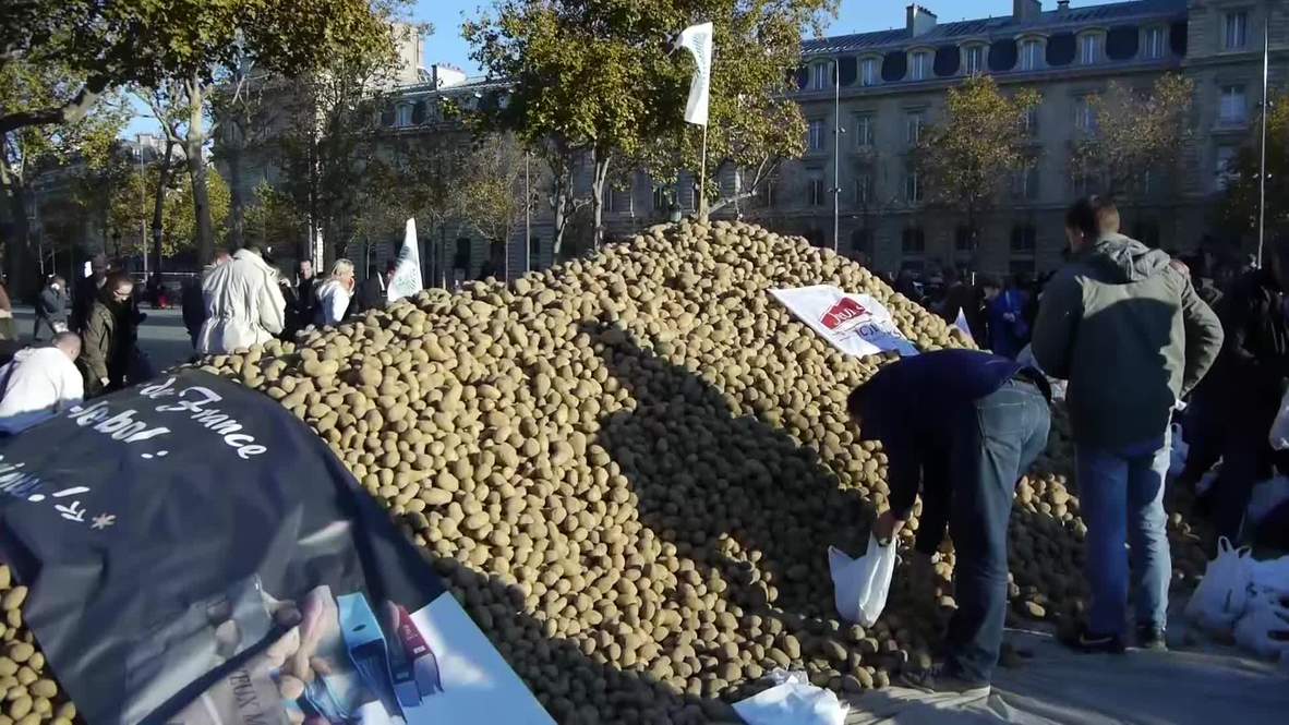 France: Free fruit! Farmers protest sanctions with mass giveaway