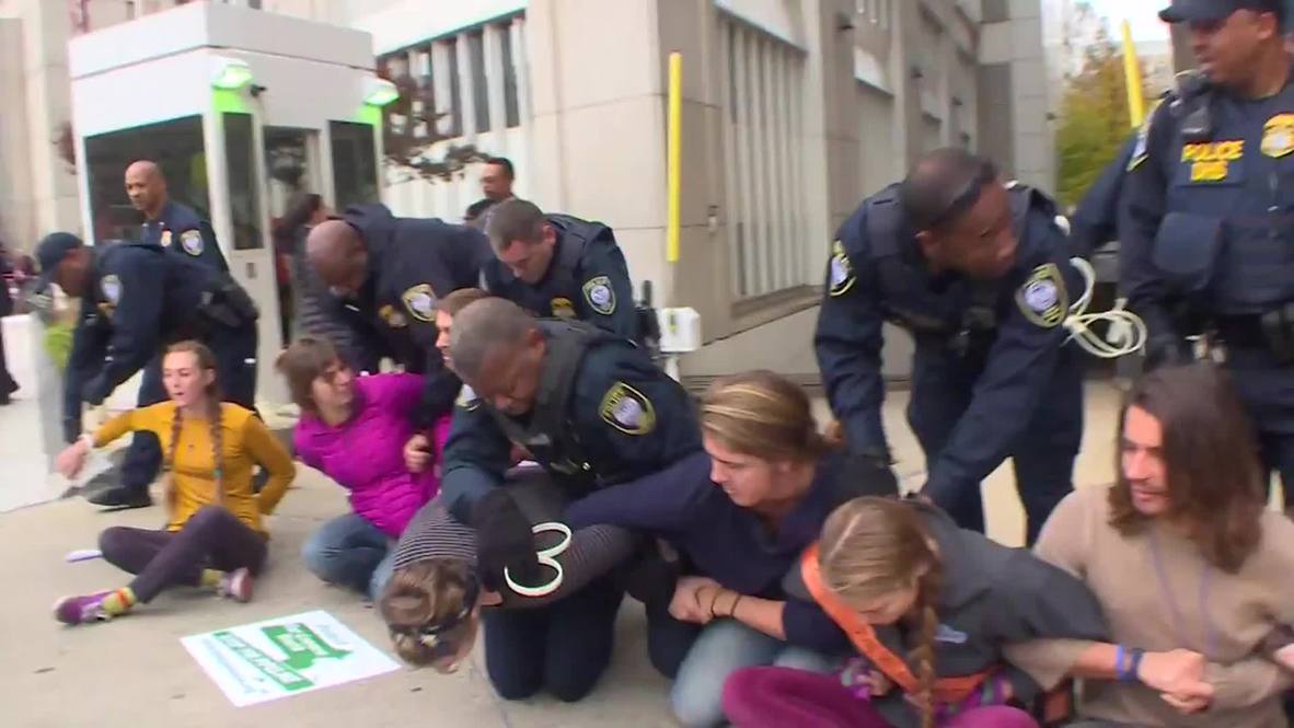 USA: Anti-fracking protesters blockade FERC HQ