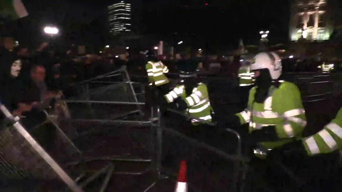 UK: Anonymous besiege Buckingham Palace in Million Mask March
