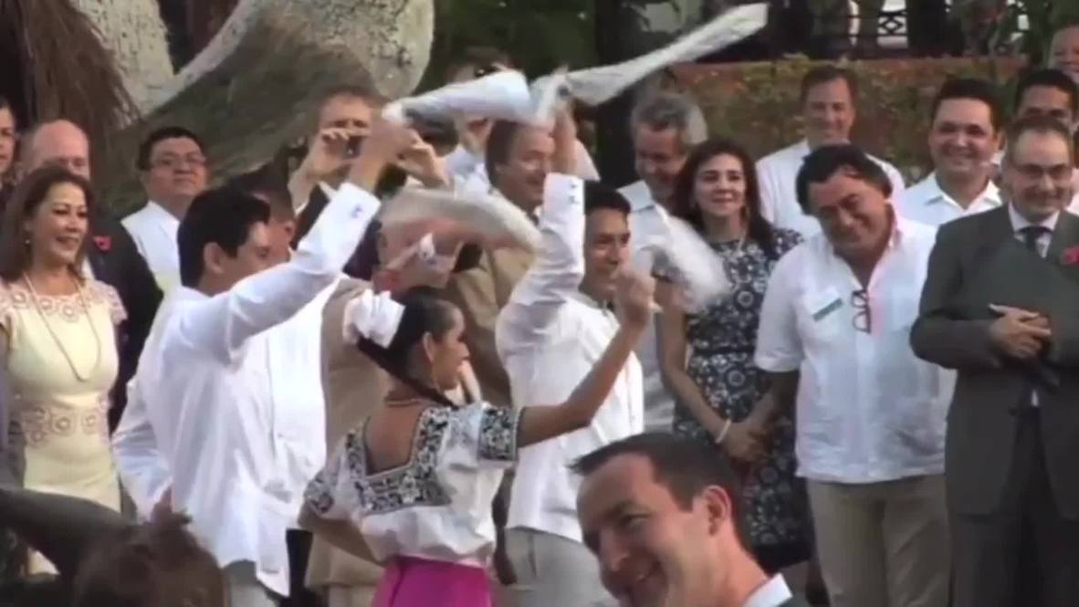 Mexico: Prince Charles drops some moves in Mexico