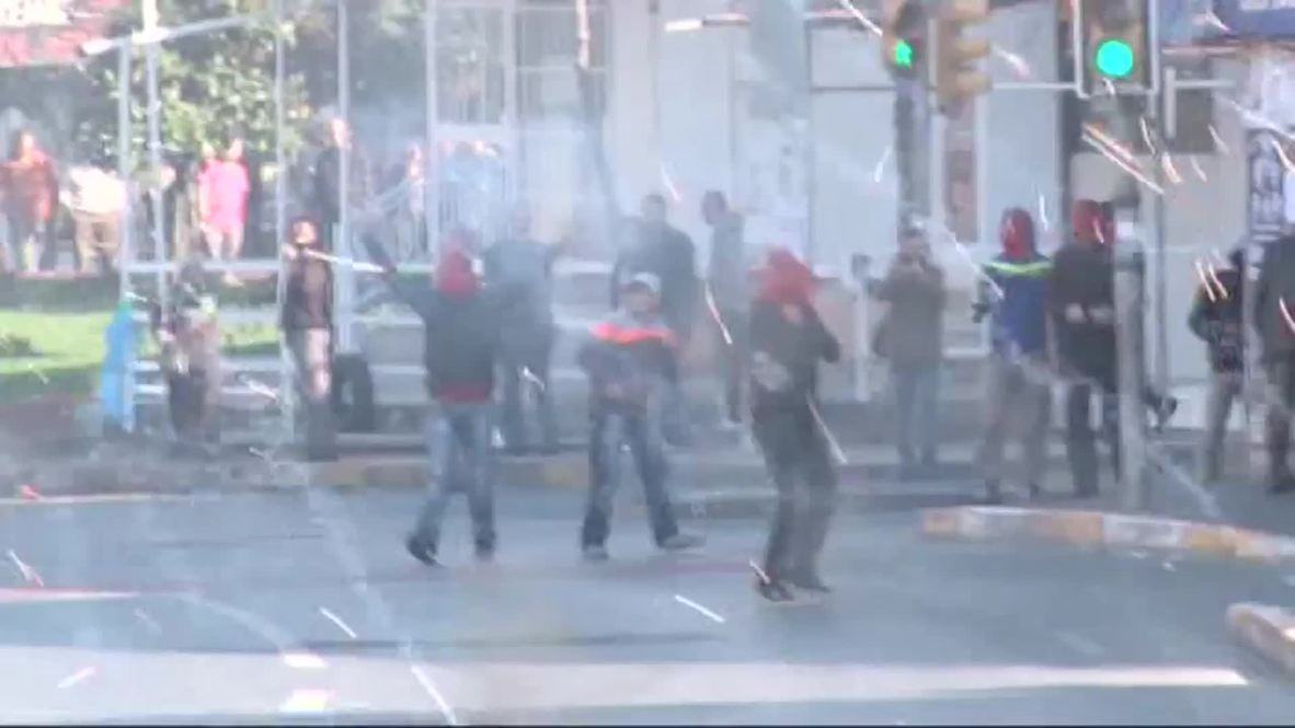 Turkey: Pro-Kurdish protesters fire-up - police deploy water cannon