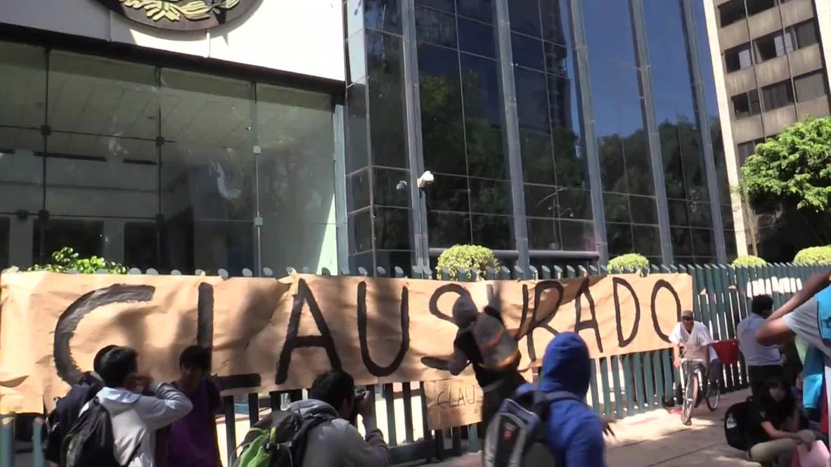Mexico: Students become symbols, asking govt where are the missing 43?