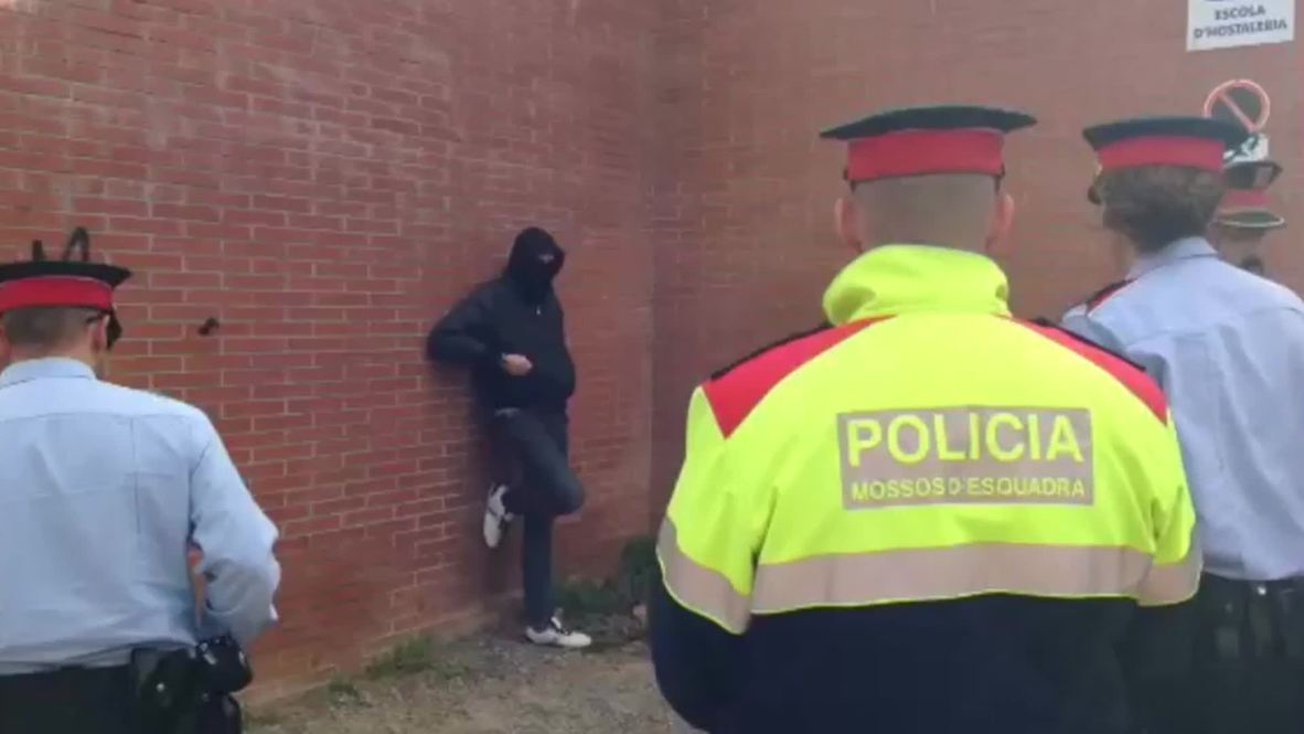Spain: Masked anti-independence attackers storm Catalan polling station