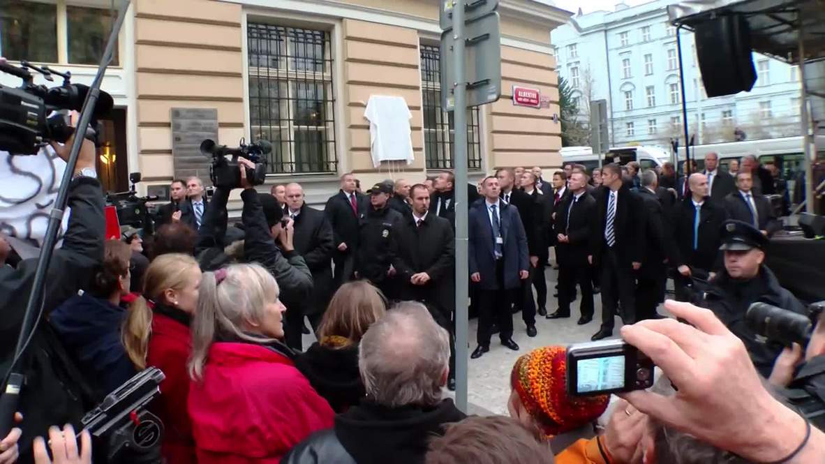 Czech Republic: See protesters EGG President Milos Zeman