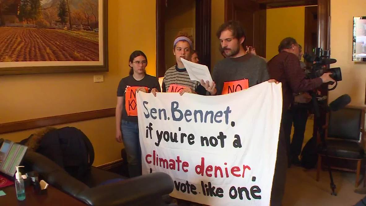 USA: See anti-Keystone pipeline protesters take over Senator's office