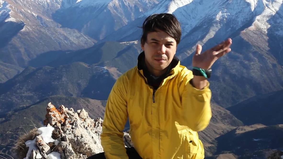 Russia: Watch this base jumper FLY off a 3,200 metre high mountain