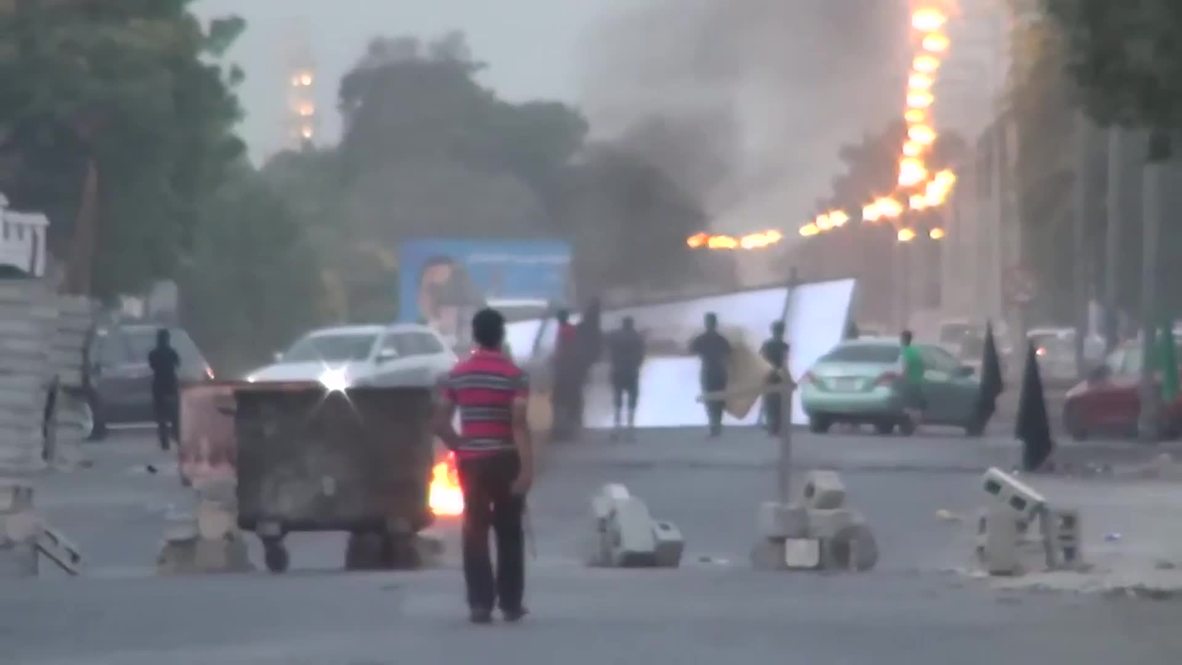 Bahrain: See Bahraini protesters clash with riot police