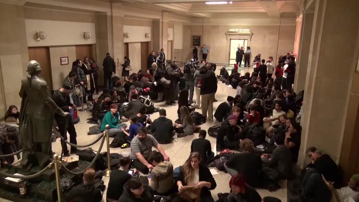 USA: Chicago protesters occupy City Hall over Ferguson verdict
