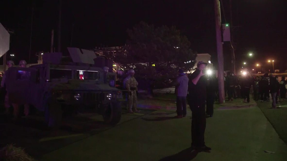 USA: Ferguson protesters strike National Guard Humvee