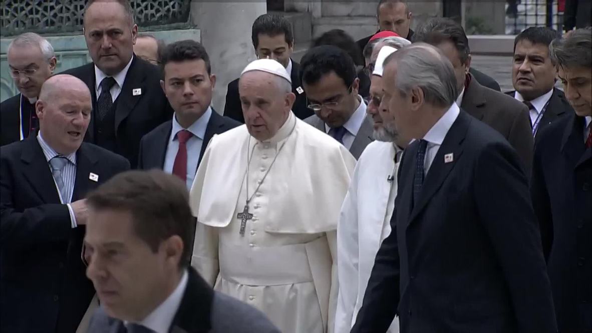 Turkey: Pope Francis visits Istanbul's Sultan Ahmed Mosque