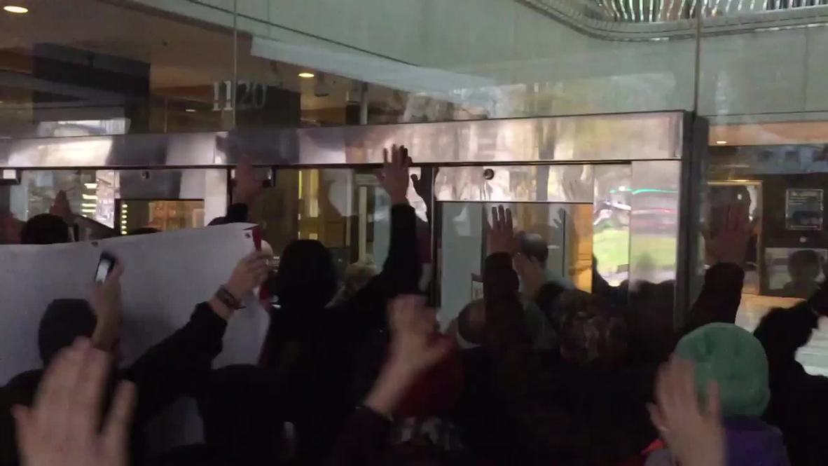 USA: See Eric Garner demo try to BREAK INTO Portland Justice Center