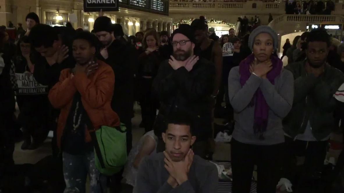 USA: Eric Garner demo tries to SHUT DOWN Grand Central and Saks Fifth Avenue