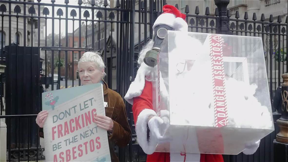 UK: Vivienne Westwood plants 'ASBESTOS' outside Downing Street