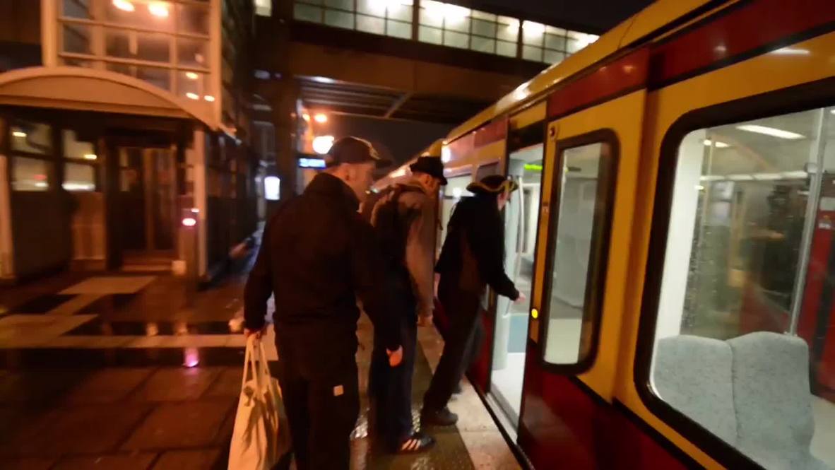 Germany: Watch man hanging PIERCED to a train for one hour