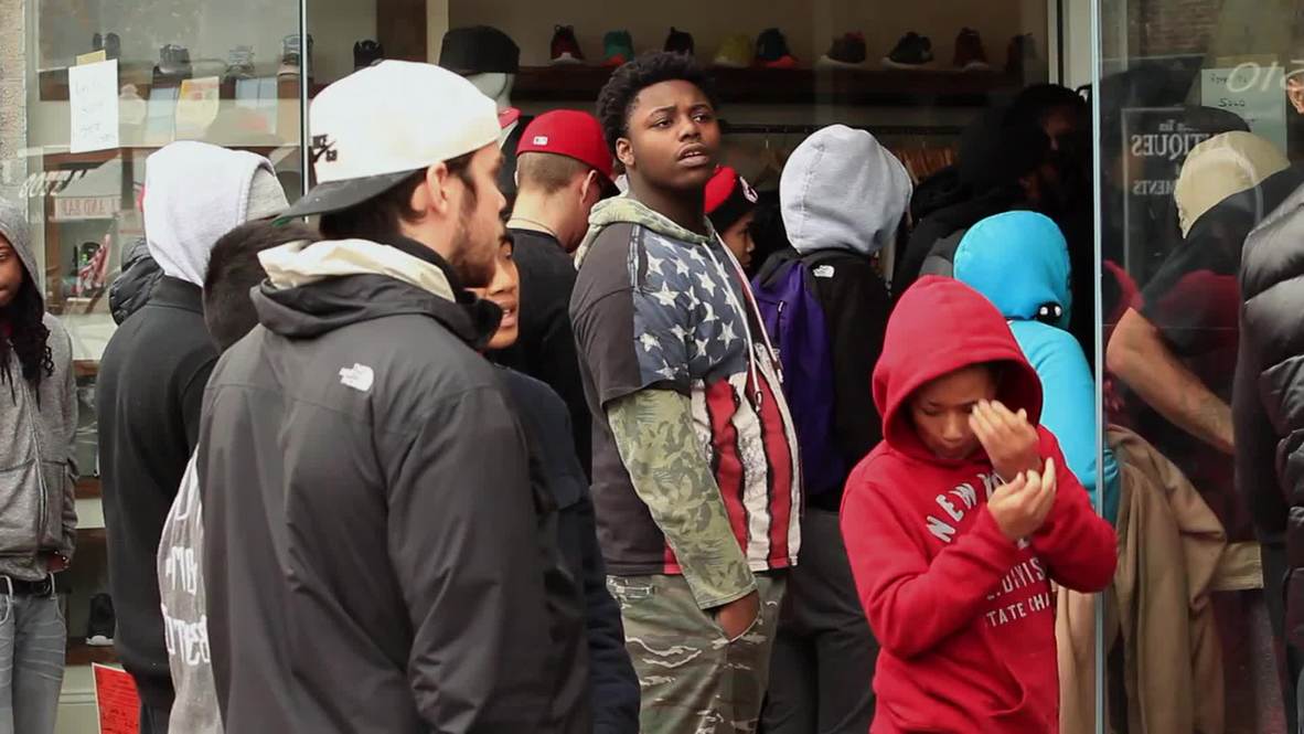USA: Cops take on frustrated sneakerheads as Air Jordans SELL OUT