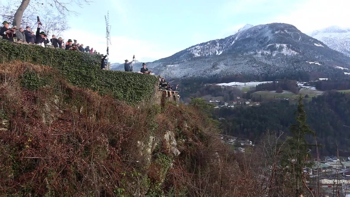 Germany: See highlanders fire mortars to greet the Christmas holidays