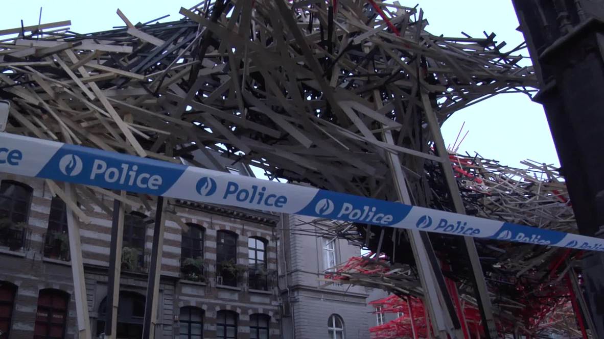 Belgium: 400,000 euro sculpture collapses in Xmas market