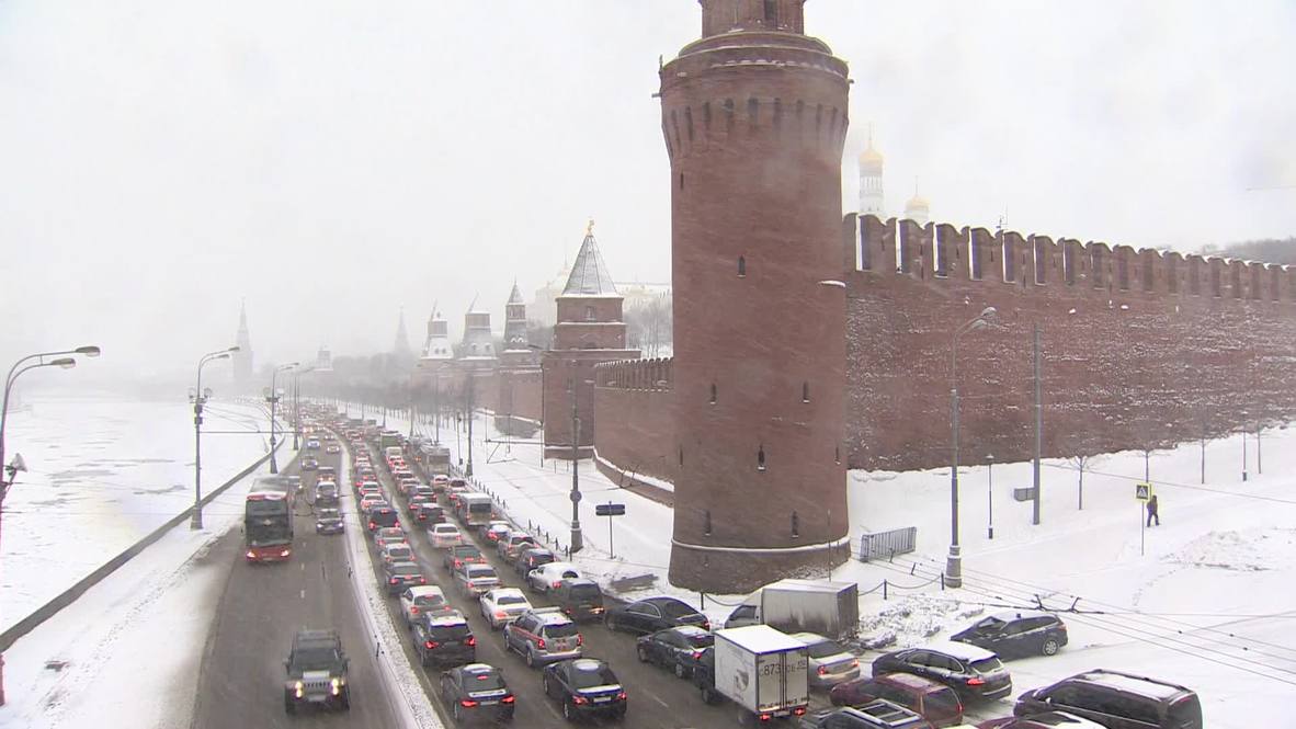 Russia: Moscow struggles as snow ploughs fight to clear streets