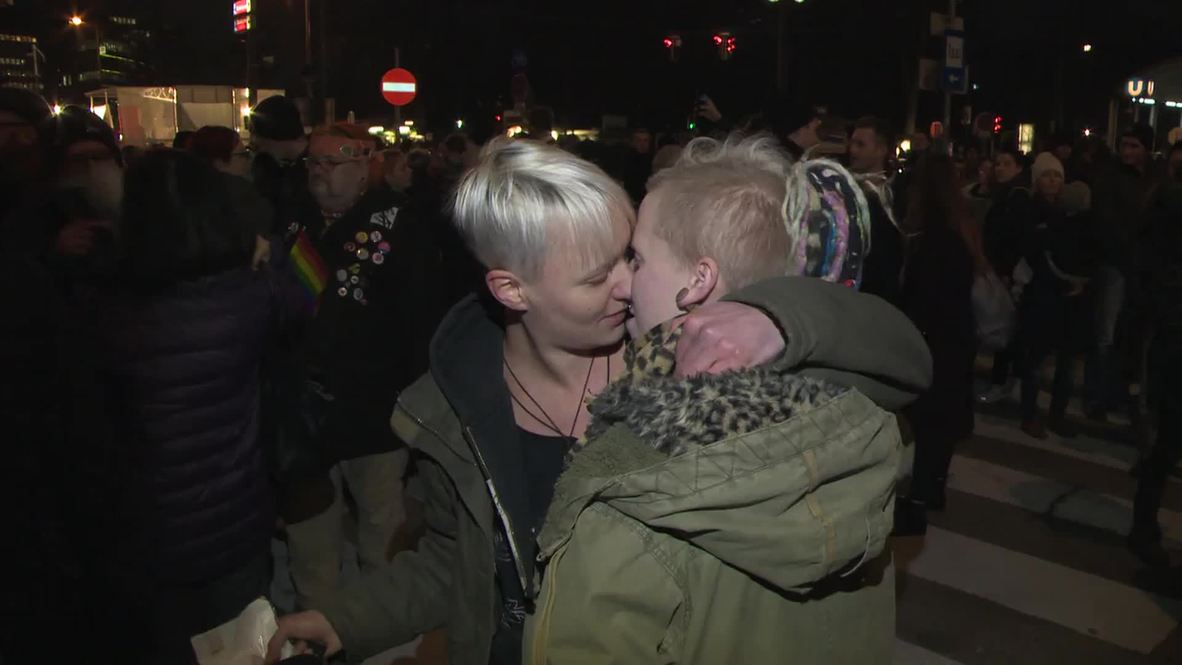 Austria: LGBT tongues lock after ‘homophobic’ cafe boot out gay couple