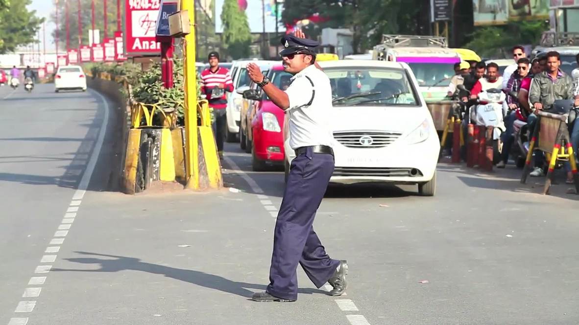 India: Is this MOONWALKING traffic cop the next Michael Jackson?