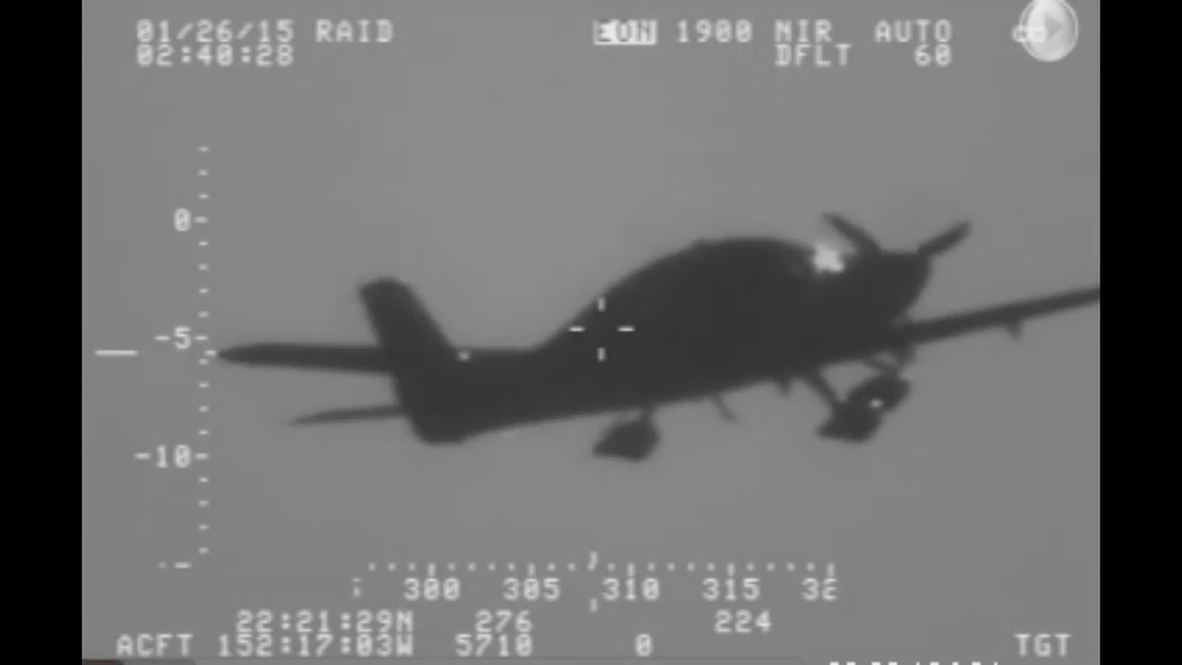USA: See parachuting plane crash into water after running out of fuel!