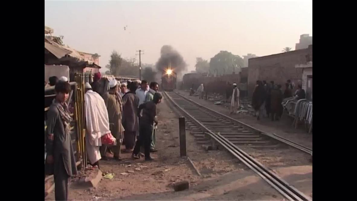 Pakistan: Man crushed to death by train in Peshawar *GRAPHIC*