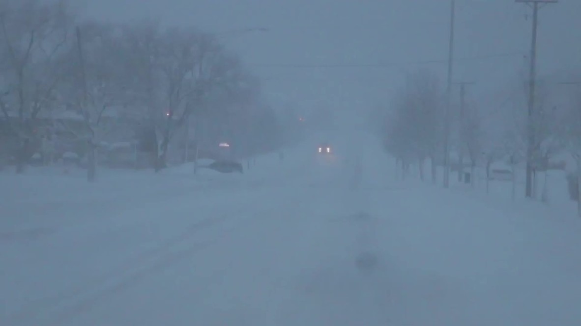 USA: Chicago blanketed by RECORD-BREAKING blizzard