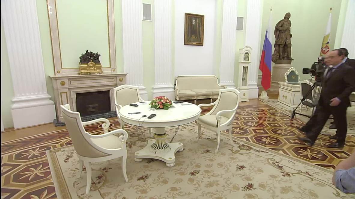 Russia: Putin meets Merkel and Hollande at the Kremlin