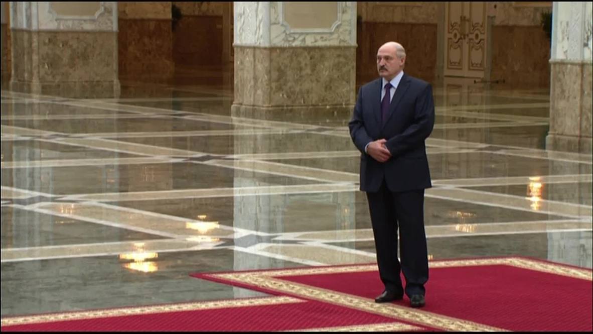 Belarus: Lukashenko greets Poroshenko ahead of Minsk peace talks