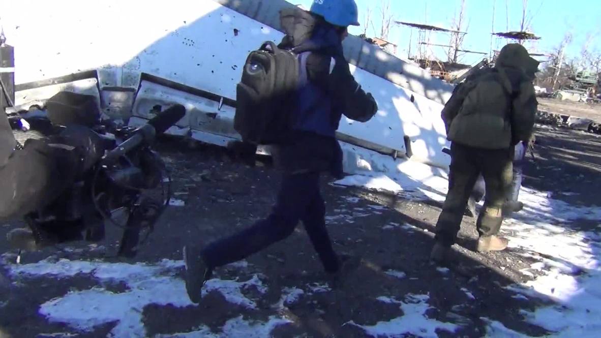 Ukraine: RT journalists come under fire at Donetsk Airport