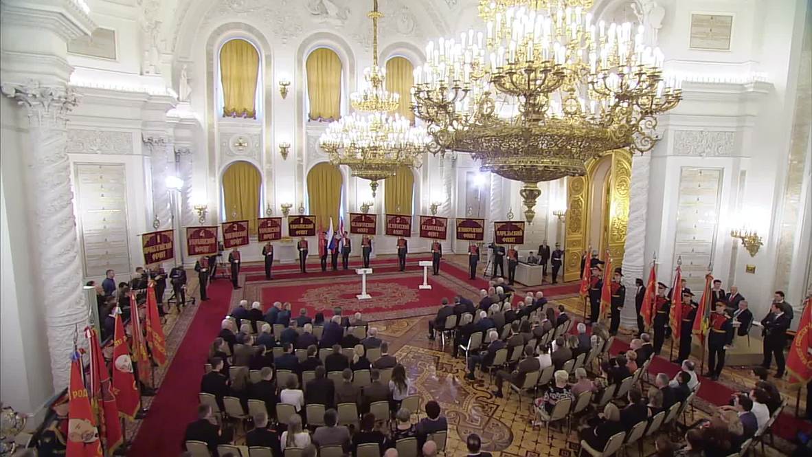 Russia: Putin honours WWII veterans with anniversary medal