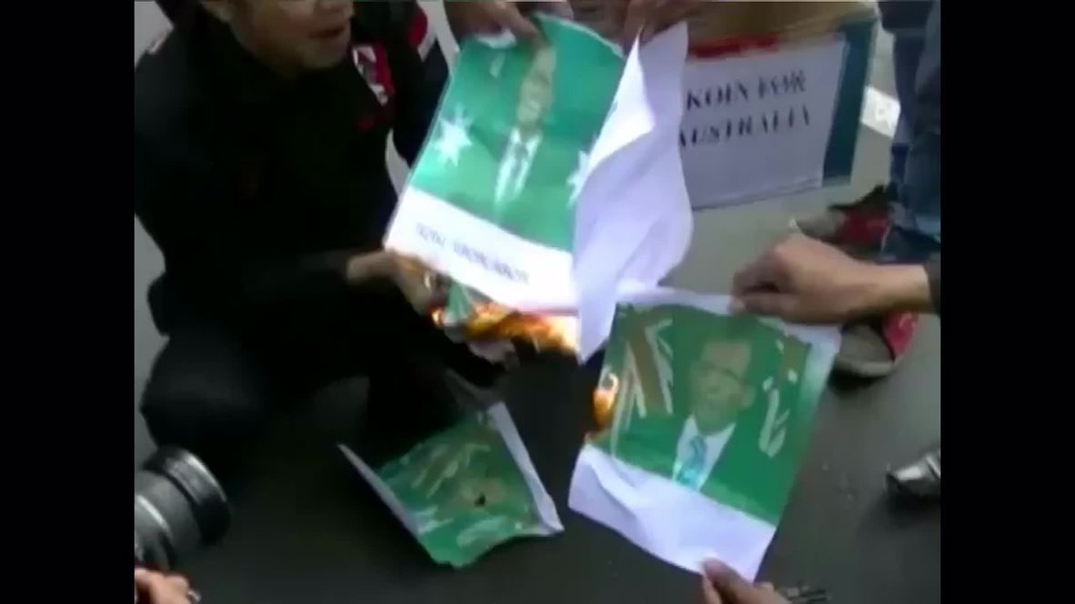 Indonesia: Tony Abbott BURNS at protest in Java