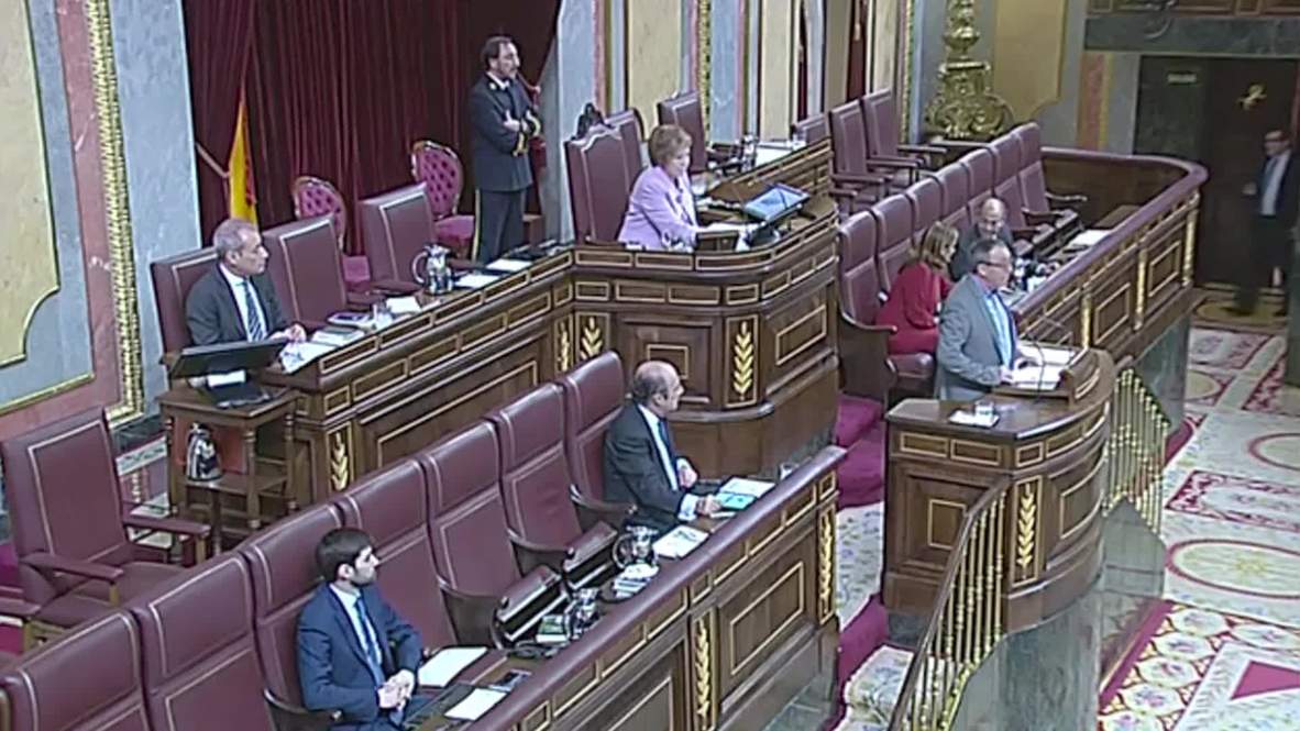 Spain: MP Juan Baldovi FAINTS addressing Congress