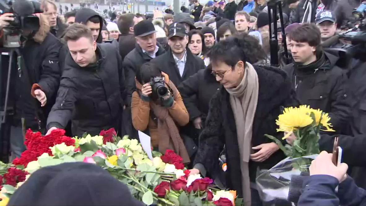 Russia: Politicians lay flowers at site of Nemstov's death