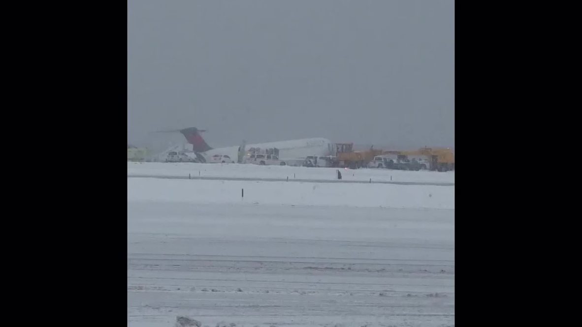 USA: Plane skids off runway at New York's LaGuardia Airport