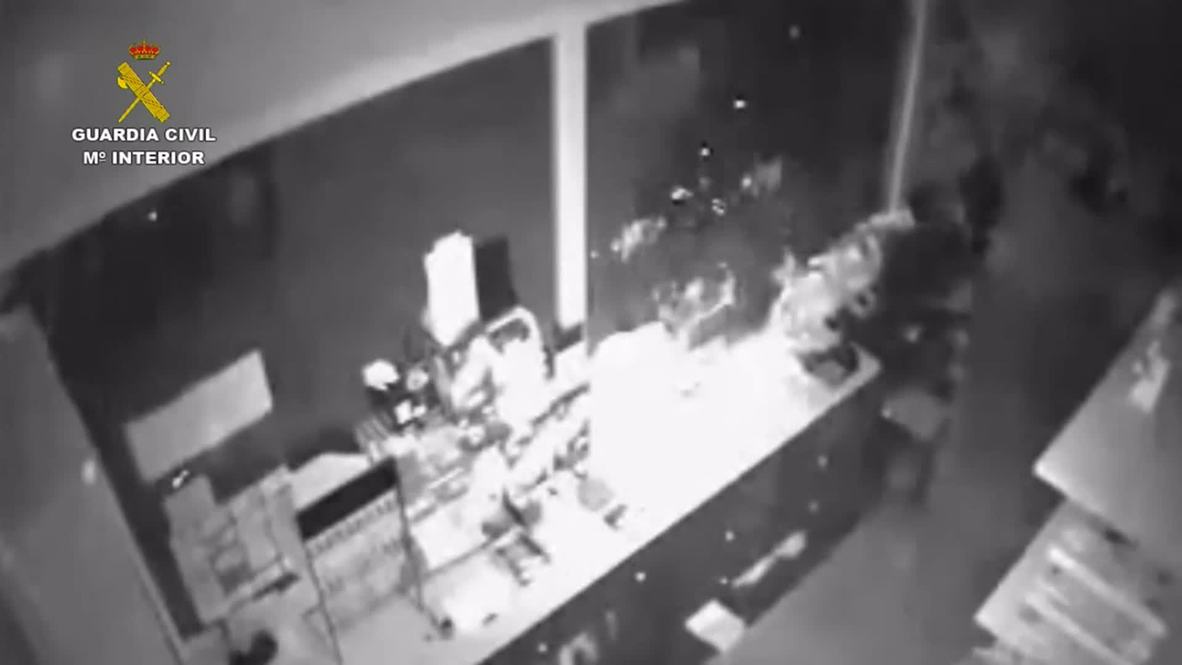 Spain: Smash and grab! Watch these thieves take what they want!