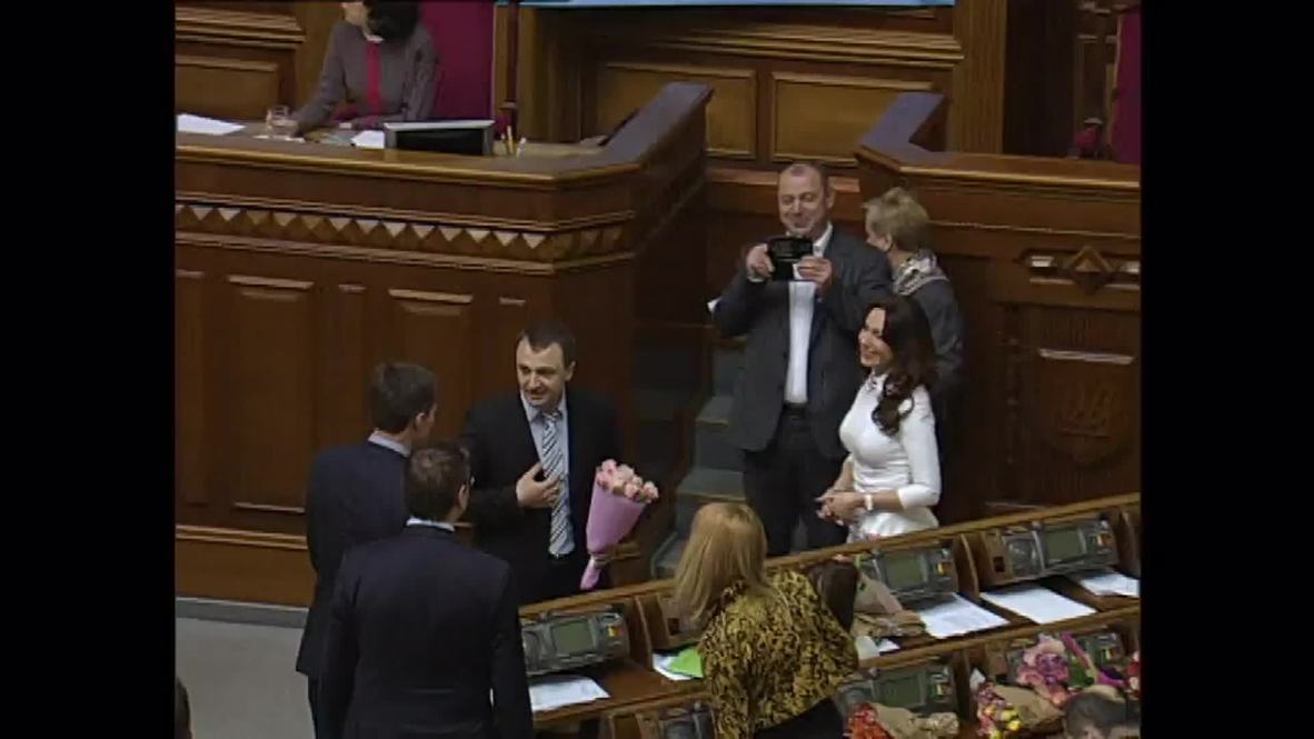 Ukraine: Radical MP Oleg Lyashko disrupts second parliamentary session in a WEEK