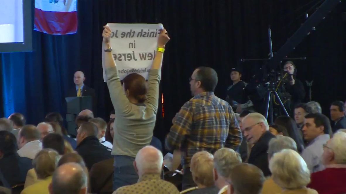 USA: Protesters heckle Republican governors at Iowa Ag Summit