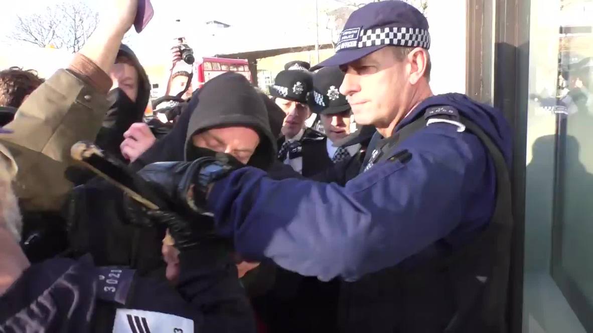 UK: 'Anarchists' scuffle with police in climate demo